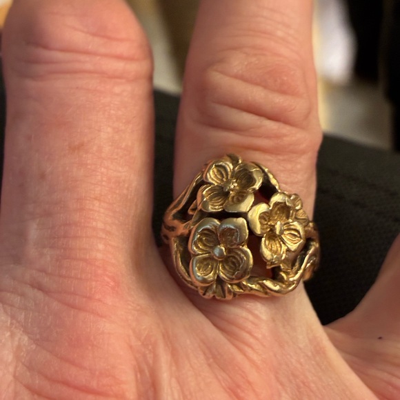 Very rare retired James Avery triple dogwood ring, 14k gold